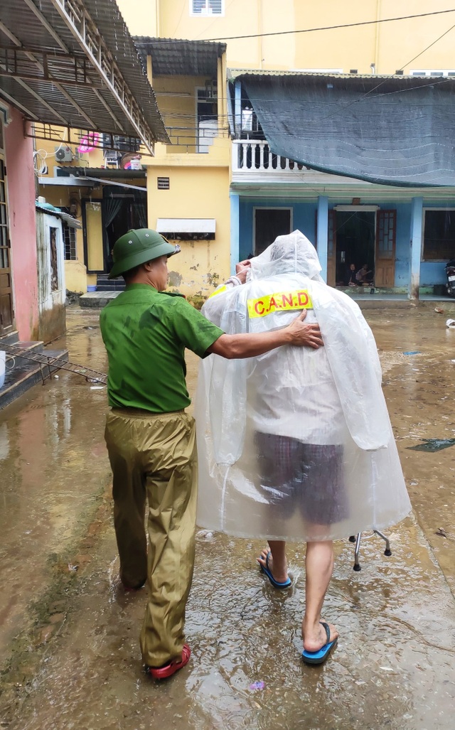 Vùng ven biển đã có gió to, người dân cấp tập chống bão - 15 Vùng ven biển đã có gió to, người dân cấp tập chống bão - 15
