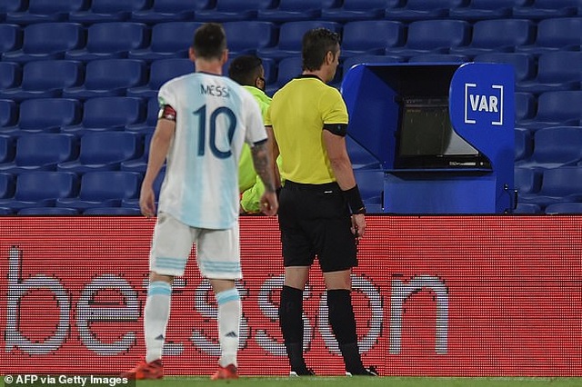 Messi tố cáo trọng tài hai lần tước oan bàn thắng của Argentina - 1