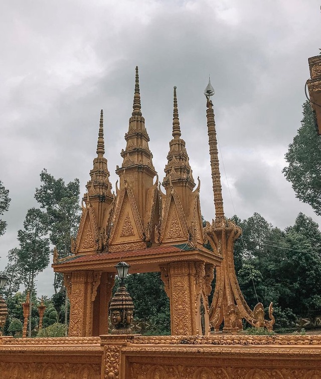 The "gilded" temple has the largest outdoor reclining Buddha statue in Vietnam - 2