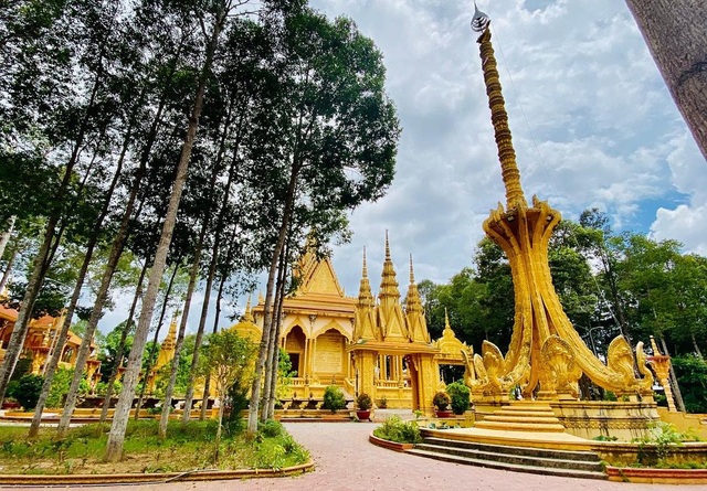 The "gilded" pagoda has the largest outdoor reclining Buddha statue in Vietnam - 3