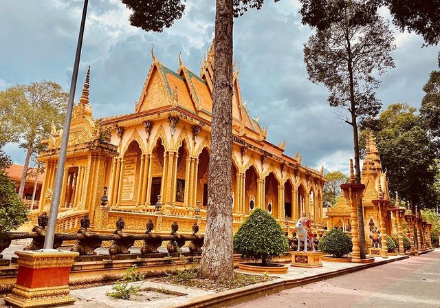 The "gilded" temple has the largest outdoor reclining Buddha statue in Vietnam - 5