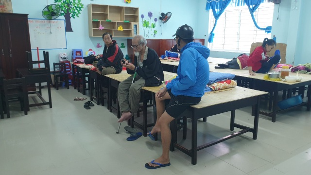 Vùng ven biển đã có gió to, người dân cấp tập chống bão - 21 Vùng ven biển đã có gió to, người dân cấp tập chống bão - 21