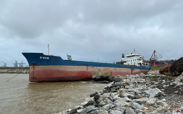 Protection of 2,800-ton ships stranded before Typhoon 13-1