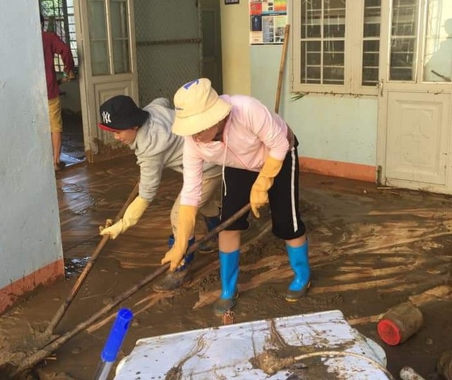 Thầy cô vùng sạt lở Trà Leng dọn núi bùn và chuẩn bị đón… bão số 13 - 1