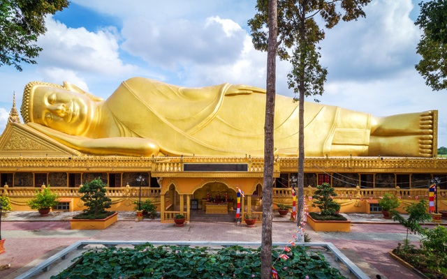 The "gilded" pagoda has the largest outdoor reclining Buddha statue in Vietnam - 9