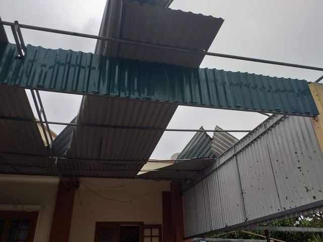 Đảo Cồn Cỏ hứng bão số 13 nặng nhất, nhà tốc mái, cây đổ ngổn ngang - 1 Đảo Cồn Cỏ hứng bão số 13 nặng nhất, nhà tốc mái, cây đổ ngổn ngang - 1