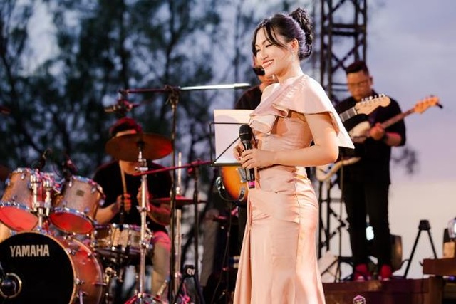 Lê Hiếu, Nguyên Hà, Gigi Hương Giang “đốn tim” khán giả với loạt hit trước hoàng hôn biển đẹp nhất Việt Nam - 4 Lê Hiếu, Nguyên Hà, Gigi Hương Giang “đốn tim” khán giả với loạt hit trước hoàng hôn biển đẹp nhất Việt Nam - 4