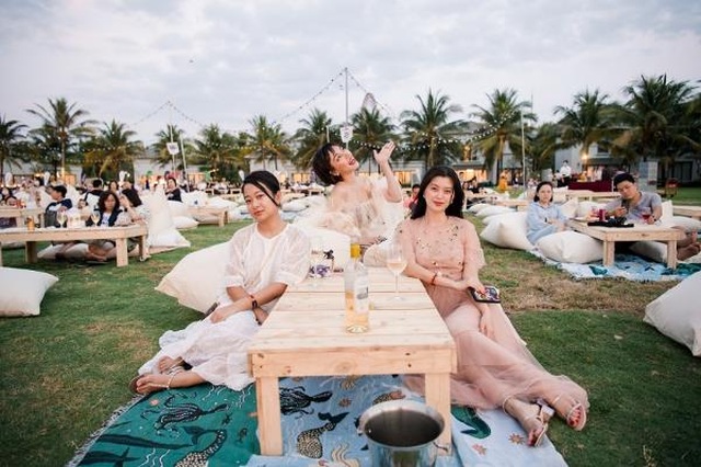 Lê Hiếu, Nguyên Hà, Gigi Hương Giang “đốn tim” khán giả với loạt hit trước hoàng hôn biển đẹp nhất Việt Nam - 6 Lê Hiếu, Nguyên Hà, Gigi Hương Giang “đốn tim” khán giả với loạt hit trước hoàng hôn biển đẹp nhất Việt Nam - 6