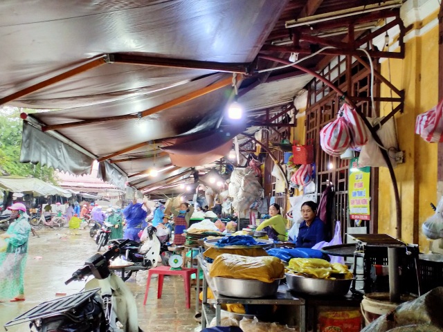 The people of Hoi An breathe a sigh of relief after a stormy night of 