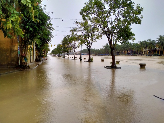 The people of Hoi An breathe a sigh of relief after a stormy night of 