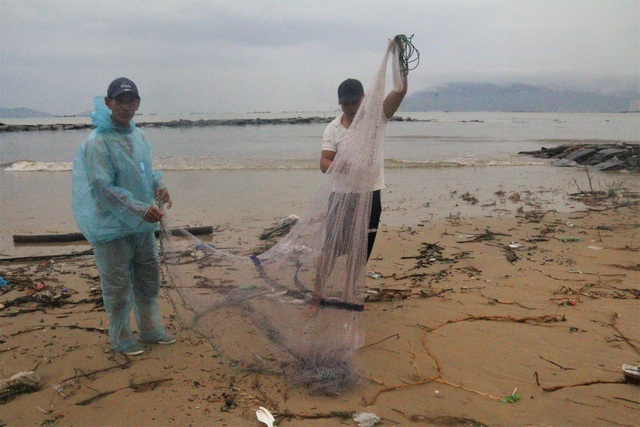 Bão tan, người dân hào hứng ra biển bắt cá... nước ngọt - 2 Bão tan, người dân hào hứng ra biển bắt cá... nước ngọt - 2