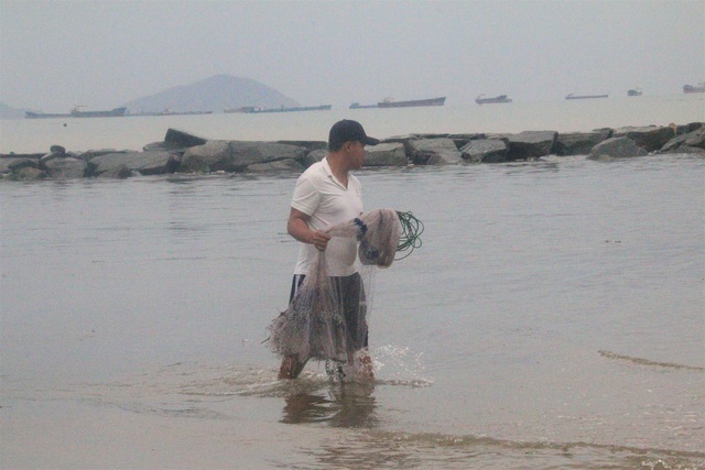 Bão tan, người dân hào hứng ra biển bắt cá... nước ngọt - 3 Bão tan, người dân hào hứng ra biển bắt cá... nước ngọt - 3