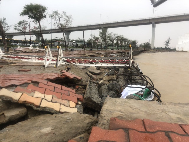 Bão số 13 chạy dọc biển miền Trung, từ Huế về Hà Tĩnh - 29 Bão số 13 chạy dọc biển miền Trung, từ Huế về Hà Tĩnh - 29