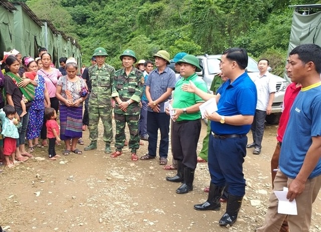 Tuổi trẻ biên phòng xung kích khắc phục sạt lở do mưa lũ gây ra - 5 Tuổi trẻ biên phòng xung kích khắc phục sạt lở do mưa lũ gây ra - 5