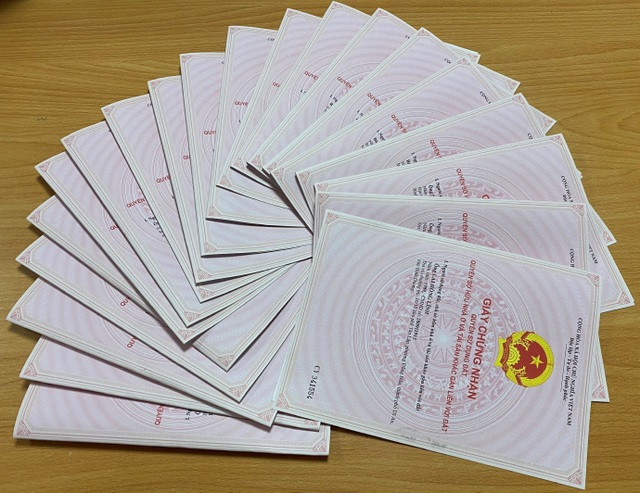 Bcons trao giấy chứng nhận quyền sở hữu căn hộ Bcons Suối Tiên - 1 Bcons trao giấy chứng nhận quyền sở hữu căn hộ Bcons Suối Tiên - 1