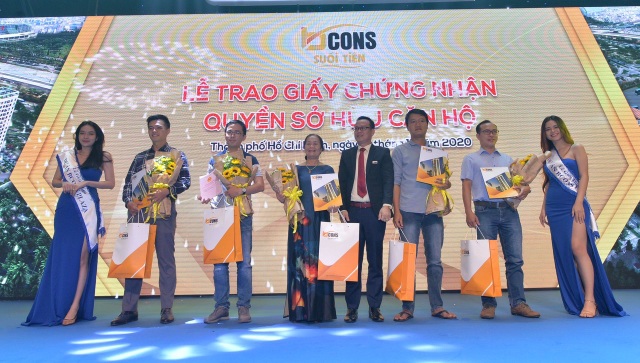 Bcons trao giấy chứng nhận quyền sở hữu căn hộ Bcons Suối Tiên - 2 Bcons trao giấy chứng nhận quyền sở hữu căn hộ Bcons Suối Tiên - 2