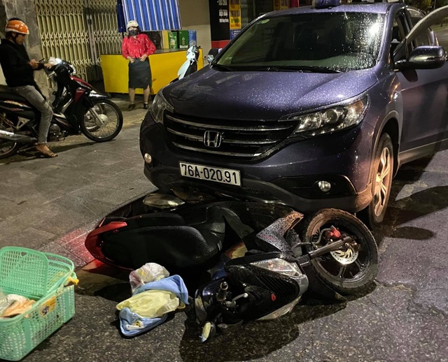Quảng Ngãi: Xe máy chở phụ nữ mang thai bị ôtô kéo lê 500 m - 1 Quảng Ngãi: Xe máy chở phụ nữ mang thai bị ôtô kéo lê 500 m - 1