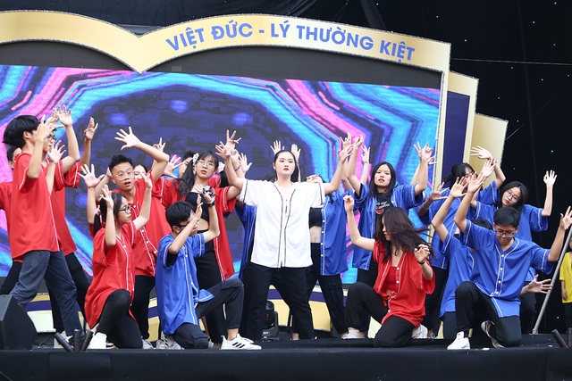 Học sinh THPT Việt Đức “cháy hết mình” với vũ đạo rực rỡ thanh xuân - 8 Học sinh THPT Việt Đức “cháy hết mình” với vũ đạo rực rỡ thanh xuân - 8