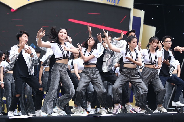 Học sinh THPT Việt Đức “cháy hết mình” với vũ đạo rực rỡ thanh xuân - 10 Học sinh THPT Việt Đức “cháy hết mình” với vũ đạo rực rỡ thanh xuân - 10