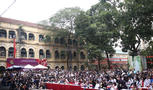 Học sinh THPT Việt Đức “cháy hết mình” với vũ đạo rực rỡ thanh xuân - 2 Học sinh THPT Việt Đức “cháy hết mình” với vũ đạo rực rỡ thanh xuân - 2