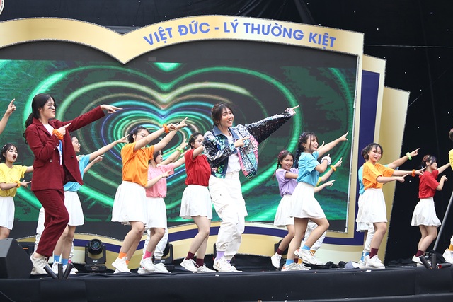 Học sinh THPT Việt Đức “cháy hết mình” với vũ đạo rực rỡ thanh xuân - 4 Học sinh THPT Việt Đức “cháy hết mình” với vũ đạo rực rỡ thanh xuân - 4