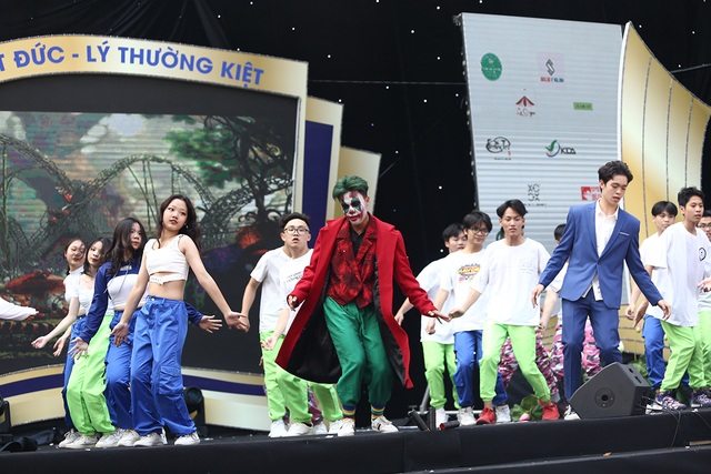 Học sinh THPT Việt Đức “cháy hết mình” với vũ đạo rực rỡ thanh xuân - 6 Học sinh THPT Việt Đức “cháy hết mình” với vũ đạo rực rỡ thanh xuân - 6