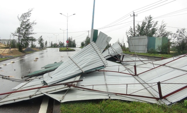 Bão Vamco làm hơn 1.500 nhà tốc mái, 18 người bị thương - 3 Bão Vamco làm hơn 1.500 nhà tốc mái, 18 người bị thương - 3
