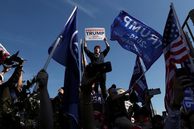 “Biển” người ủng hộ ông Trump tuần hành dậy sóng thủ đô Washington - 9 “Biển” người ủng hộ ông Trump tuần hành dậy sóng thủ đô Washington - 9