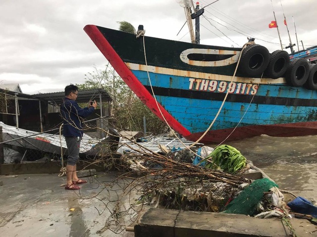 Tàu chìm, nhà sập, trường học tốc mái, cây xanh ngã đổ trong bão số 13 - 3