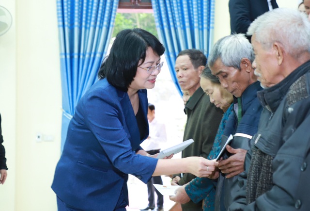 Phó Chủ tịch nước trao 2,4 tỉ đồng khắc phục hậu quả lũ lụt - 3 Phó Chủ tịch nước trao 2,4 tỉ đồng khắc phục hậu quả lũ lụt - 3
