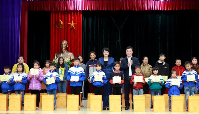 Phó Chủ tịch nước trao 2,4 tỉ đồng khắc phục hậu quả lũ lụt - 4 Phó Chủ tịch nước trao 2,4 tỉ đồng khắc phục hậu quả lũ lụt - 4