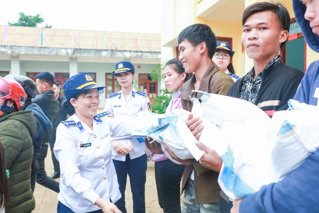 Bộ Tư lệnh Cảnh sát biển cùng nhiều đơn vị tặng quà đồng bào vùng lũ - 1 Bộ Tư lệnh Cảnh sát biển cùng nhiều đơn vị tặng quà đồng bào vùng lũ - 1