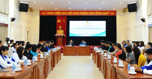 Học sinh dân tộc thiểu số sẽ được học tiếng mẹ đẻ từ lớp 1 đến lớp 12 - 1 Học sinh dân tộc thiểu số sẽ được học tiếng mẹ đẻ từ lớp 1 đến lớp 12 - 1