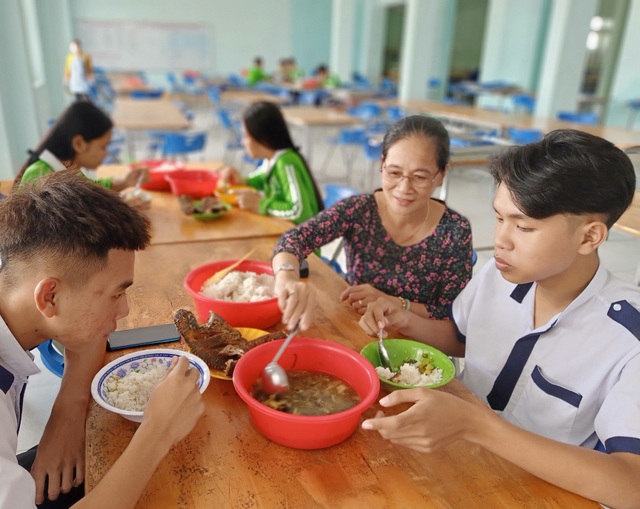 Chuyện cô giáo mua thuốc, lấy sữa của con cứu học trò qua cơn đói, bệnh tật - 4 Chuyện cô giáo mua thuốc, lấy sữa của con cứu học trò qua cơn đói, bệnh tật - 4