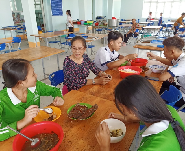 Chuyện cô giáo mua thuốc, lấy sữa của con cứu học trò qua cơn đói, bệnh tật - 3 Chuyện cô giáo mua thuốc, lấy sữa của con cứu học trò qua cơn đói, bệnh tật - 3