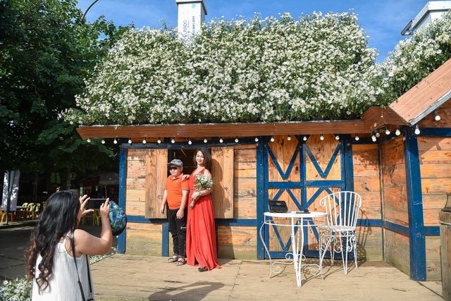 The unique chrysanthemum house in Hanoi, "massively" guests flocked to check-in to take pictures - 2