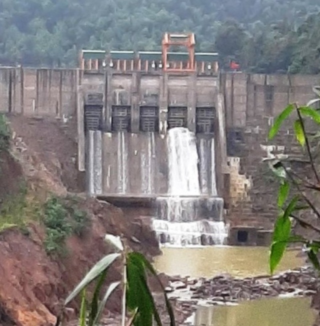 Thủy điện Thượng Nhật tiếp tục tích nước trái phép sau bão 13 - 1 Thủy điện Thượng Nhật tiếp tục tích nước trái phép sau bão 13 - 1
