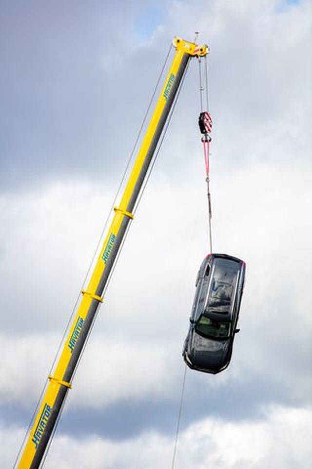 Volvo chịu chơi thả xe từ độ cao 30m xuống để thử nghiệm - 2