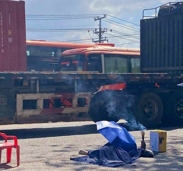 Va chạm với xe container, cô gái trẻ tử vong tại chỗ - 2 Va chạm với xe container, cô gái trẻ tử vong tại chỗ - 2