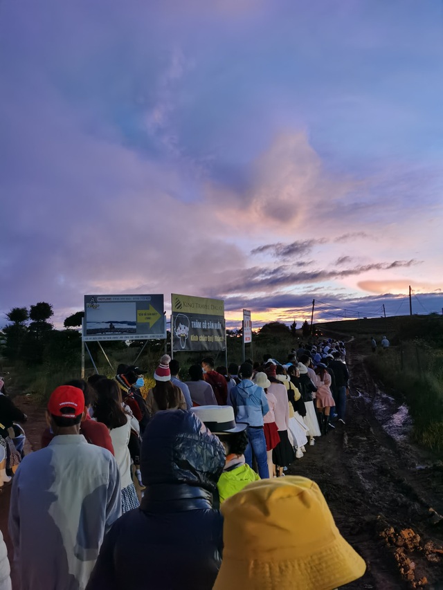 Hundreds of tourists lined up from 5am to hunt clouds in Da Lat - 1