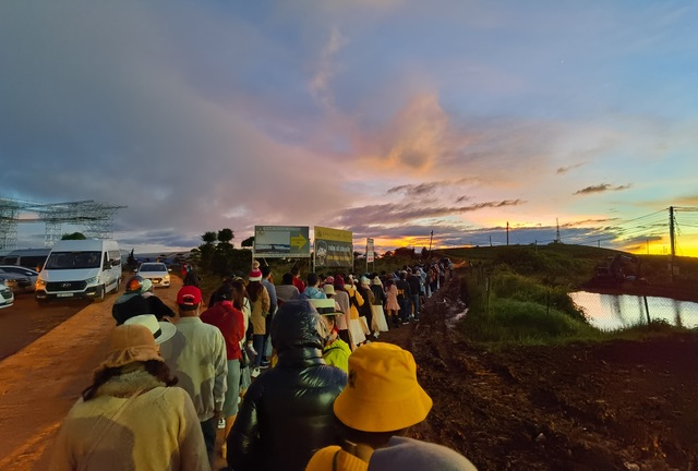 Hundreds of tourists lined up from 5am to hunt clouds in Dalat - 2