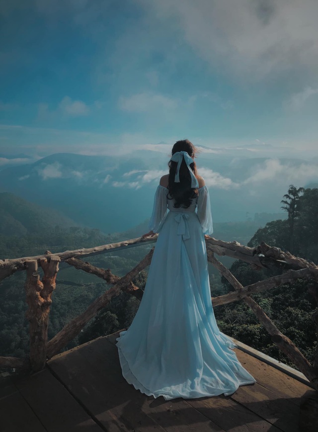 Hundreds of tourists lined up from 5am to hunt clouds in Da Lat - 6