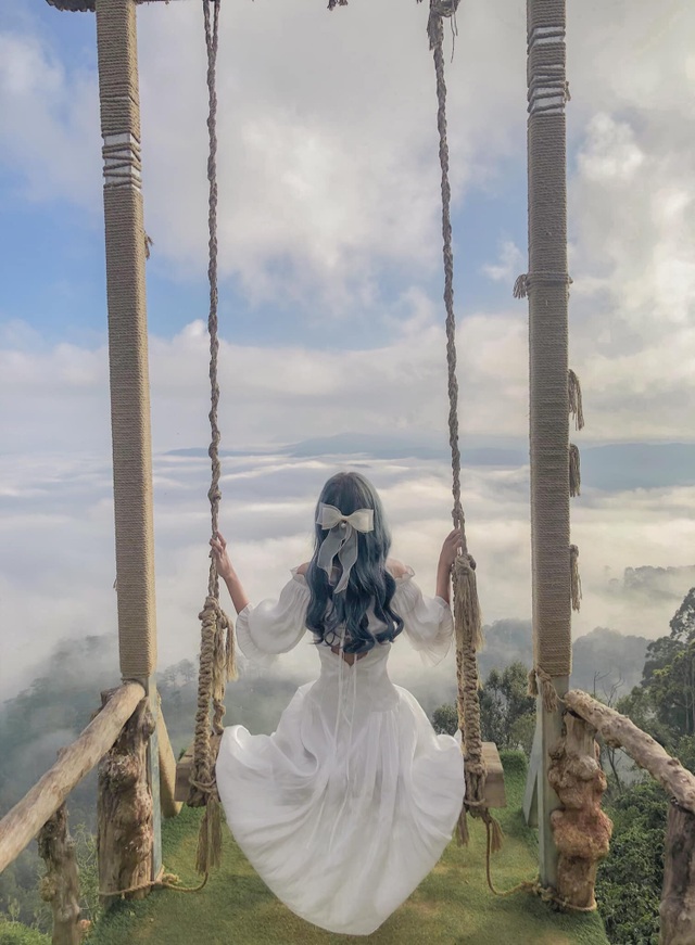 Hundreds of tourists lined up from 5 am to hunt clouds in Dalat - 7