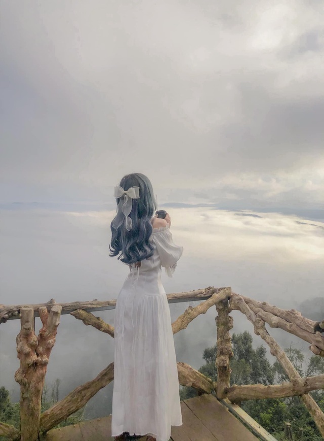 Hundreds of tourists lined up from 5 am to hunt clouds in Da Lat - 9