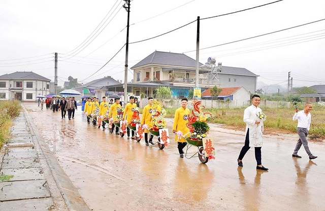 Đám hỏi ở Thái Nguyên gây chú ý vì dàn siêu xe cút kít chở tráp lễ - 1 Đám hỏi ở Thái Nguyên gây chú ý vì dàn siêu xe cút kít chở tráp lễ - 1