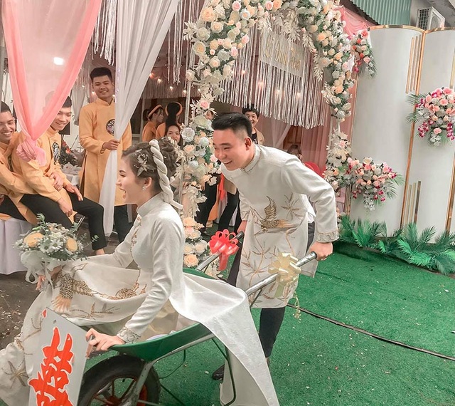 Đám hỏi ở Thái Nguyên gây chú ý vì dàn siêu xe cút kít chở tráp lễ - 7 Đám hỏi ở Thái Nguyên gây chú ý vì dàn siêu xe cút kít chở tráp lễ - 7