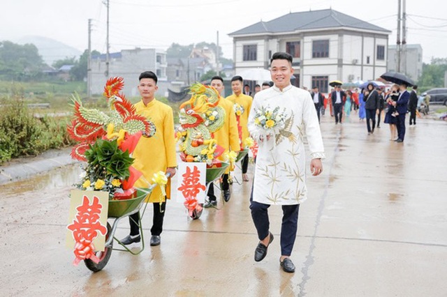 Đám hỏi ở Thái Nguyên gây chú ý vì dàn siêu xe cút kít chở tráp lễ - 8 Đám hỏi ở Thái Nguyên gây chú ý vì dàn siêu xe cút kít chở tráp lễ - 8