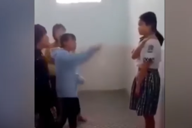 Bạn thả mặt cười trên Facebook, nữ sinh cấp 2 lôi bạn vào nhà vệ sinh đánh - 1 Bạn thả mặt cười trên Facebook, nữ sinh cấp 2 lôi bạn vào nhà vệ sinh đánh - 1