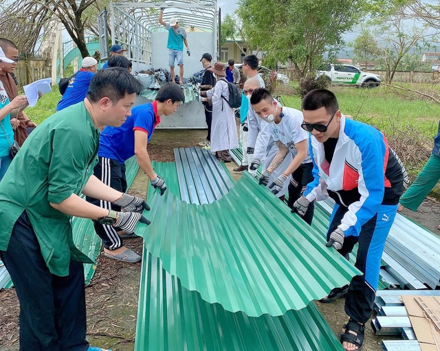 Quán quân Dế Choắt và HLV Wowy đi miền Trung sau chiến thắng ở Rap Việt - 7 Quán quân Dế Choắt và HLV Wowy đi miền Trung sau chiến thắng ở Rap Việt - 7