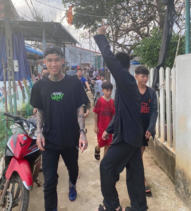 Quán quân Dế Choắt và HLV Wowy đi miền Trung sau chiến thắng ở Rap Việt - 2 Quán quân Dế Choắt và HLV Wowy đi miền Trung sau chiến thắng ở Rap Việt - 2